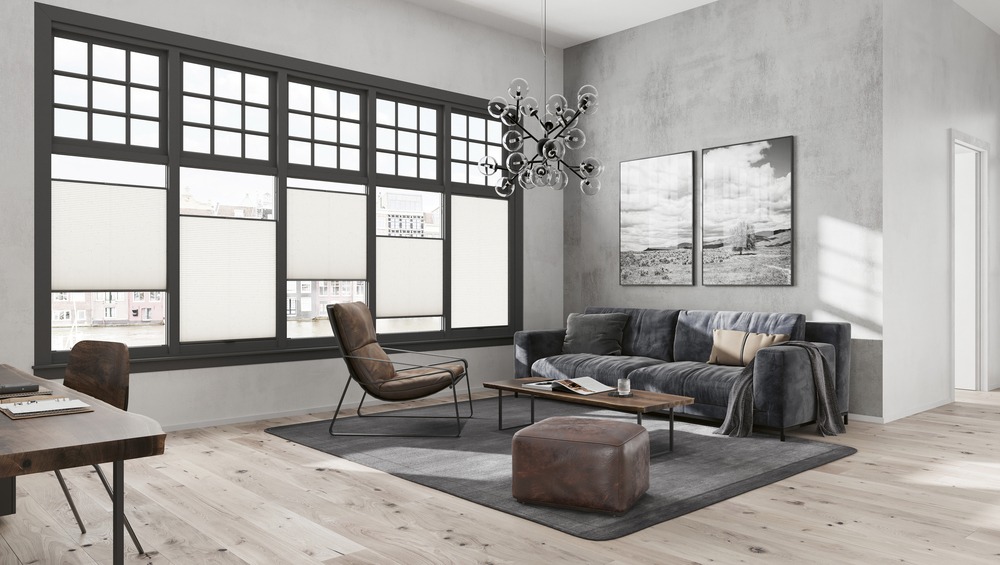 Moderne Plissees in einem monochrom eingerichteten Zimmer