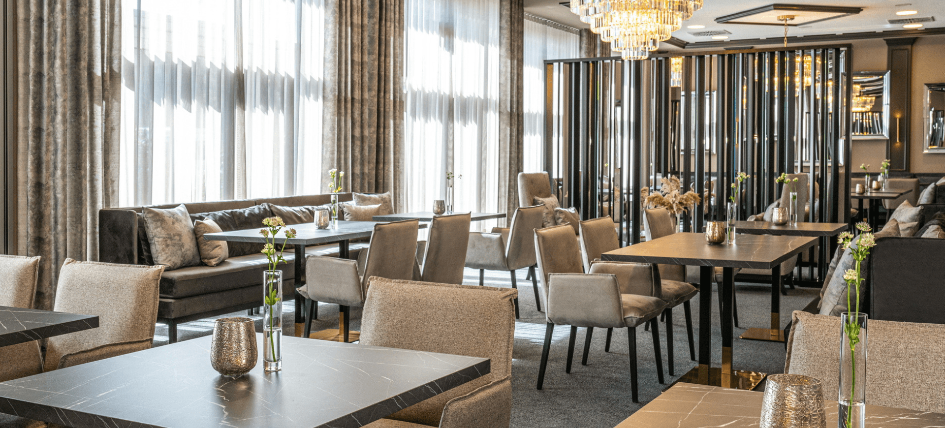 Restaurant, stilvoll eingerichtet in grau und schwarz